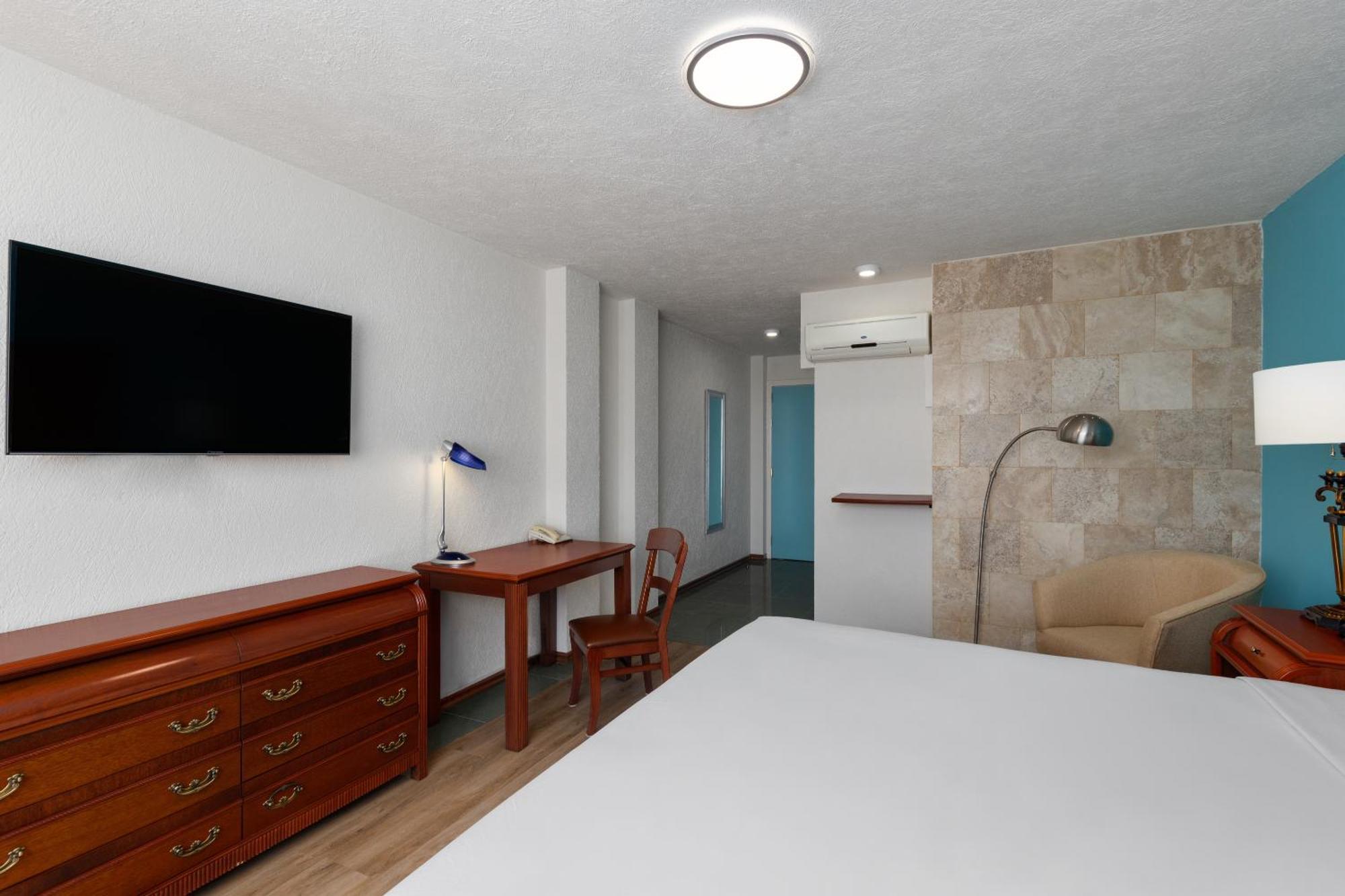 Howard Johnson By Wyndham Toluca Exterior photo