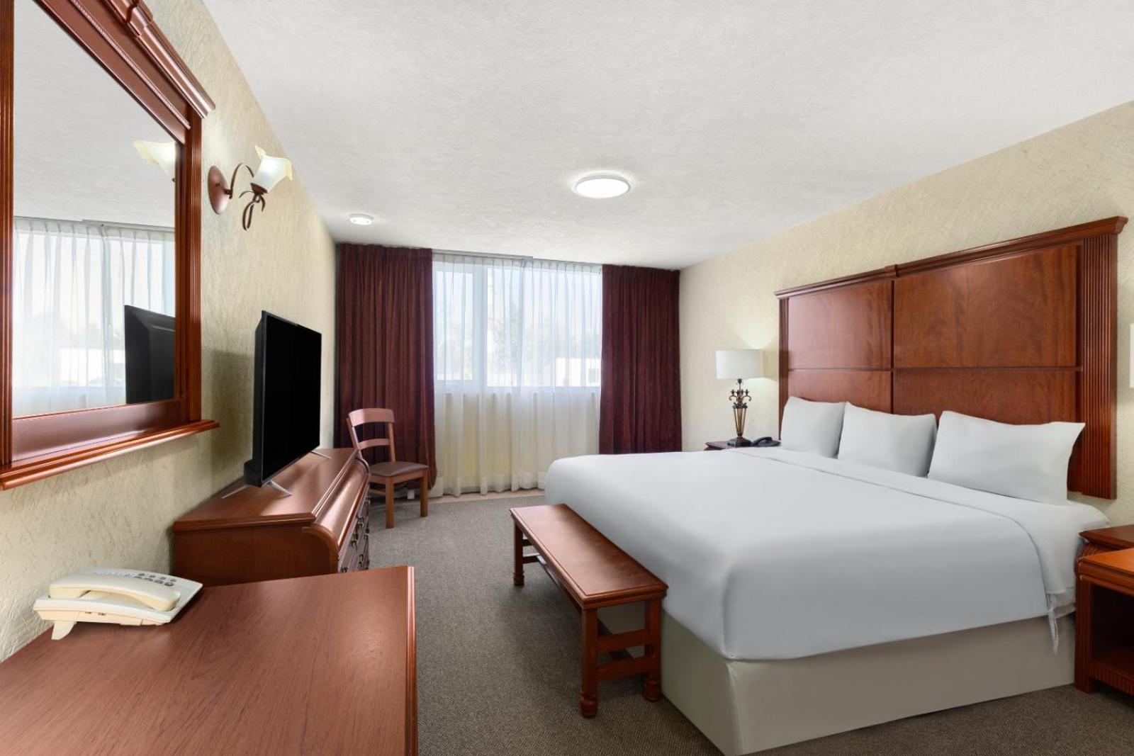 Howard Johnson By Wyndham Toluca Exterior photo