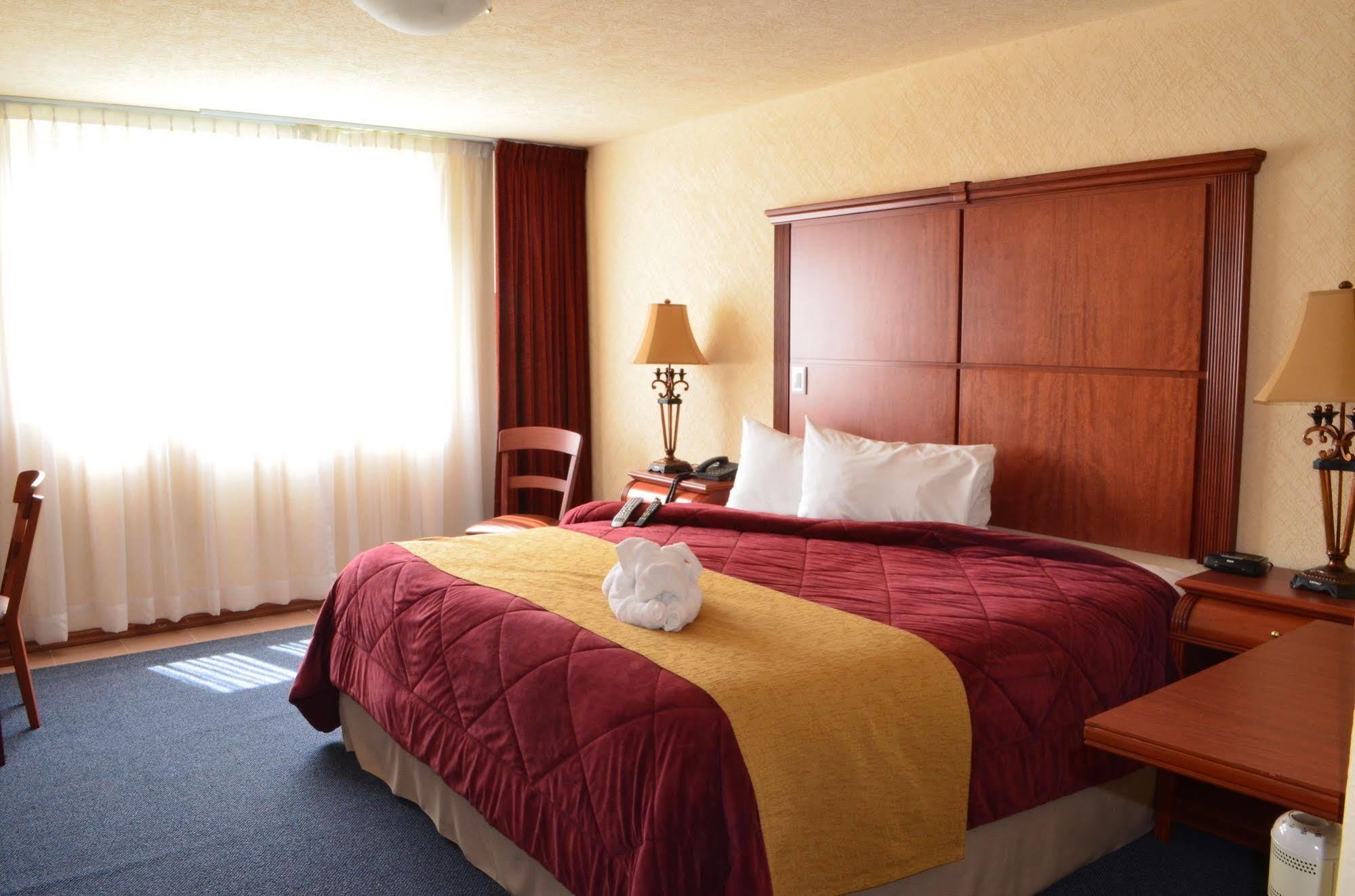 Howard Johnson By Wyndham Toluca Exterior photo