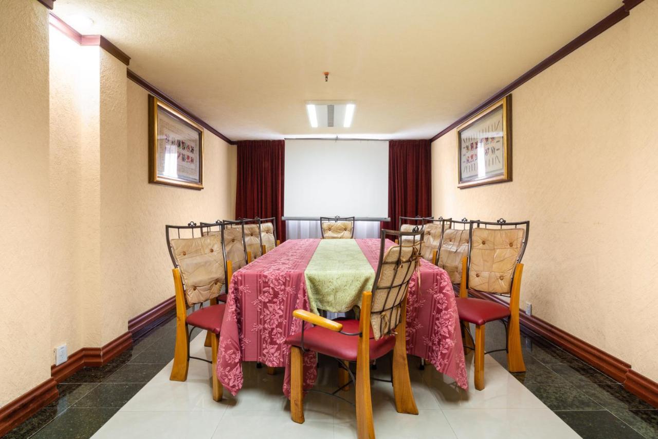 Howard Johnson By Wyndham Toluca Exterior photo